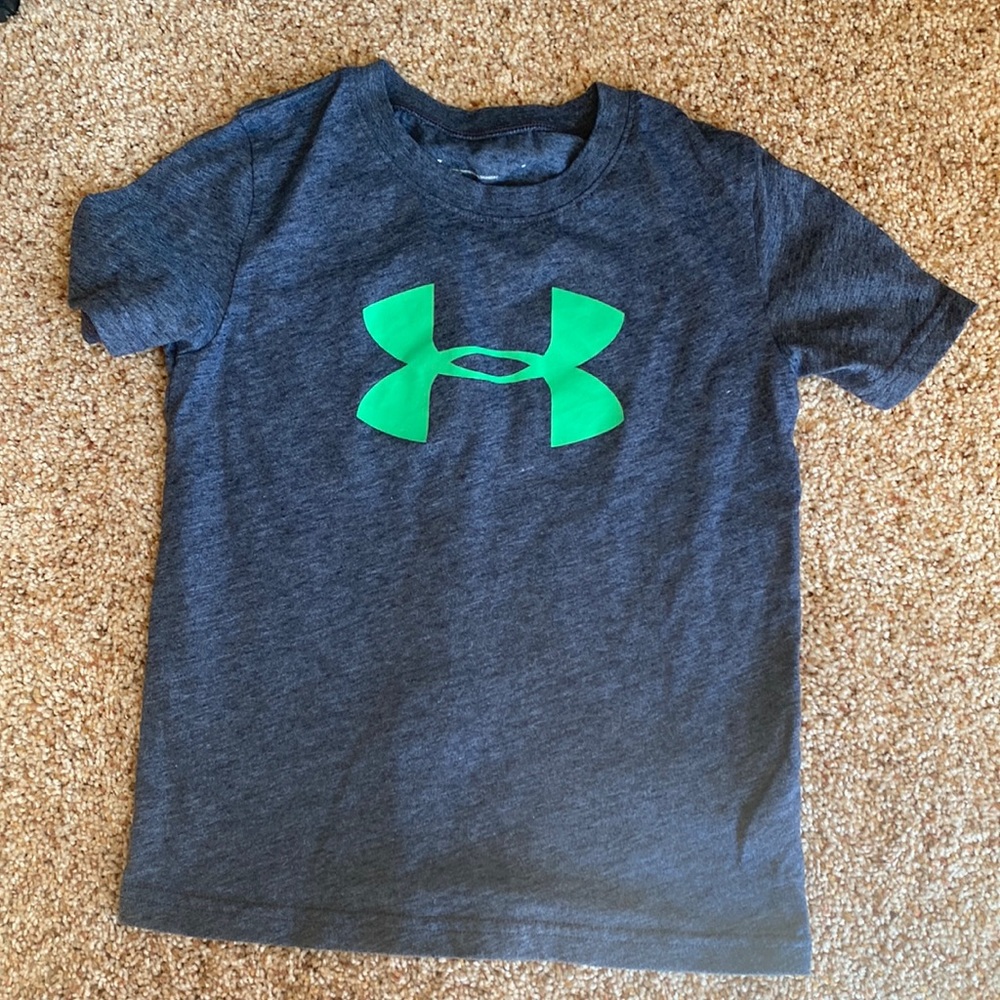 Barely Worn boys under armor T-shirt size 6